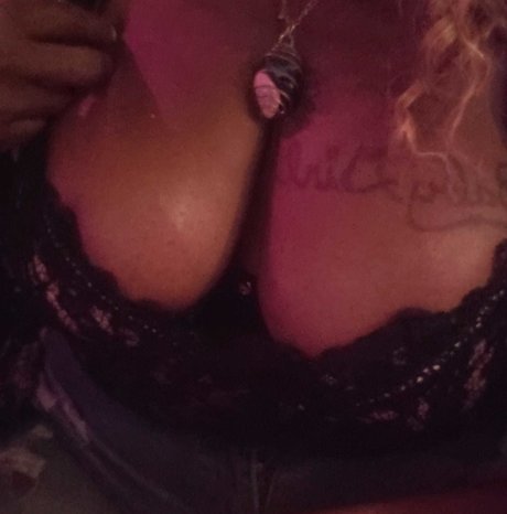 Naakte gelekte OnlyFans-foto van Quit Being Friendly To Phuck Boys