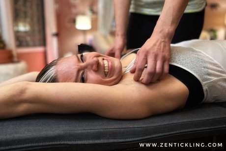 Nahá fotka uniklých OnlyFans od Zen Tickling