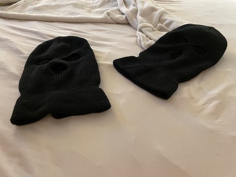 Naken läckt OnlyFans-bild av Masked Gay Couple