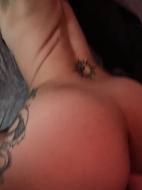 Naken lekkede OnlyFans-bilde av Evi