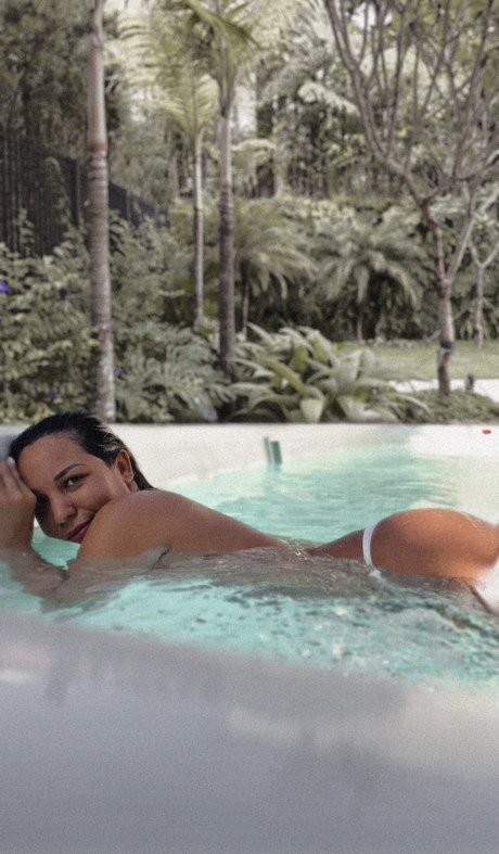 Naken lekkede OnlyFans-bilde av Giulia Manhes
