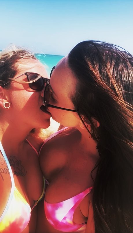 Naken lekkede OnlyFans-bilde av Gizzy Ampamp Gabby