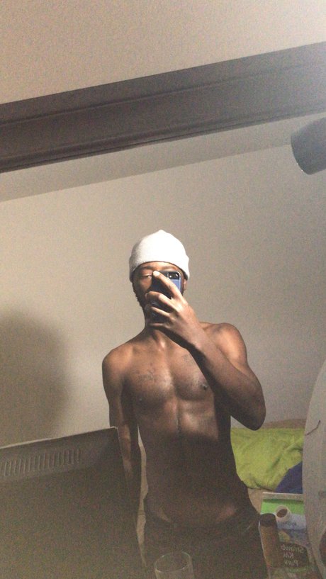 Naken läckt OnlyFans-bild av World Tour Tay 