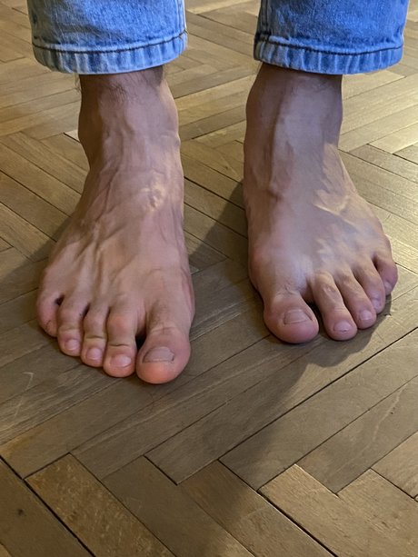 Naken lekkede OnlyFans-bilde av The Italian Feet Master
