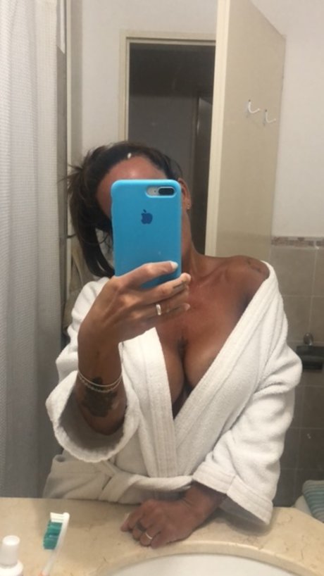 Nagie wyciekłe zdjęcie OnlyFans od Hot Mom