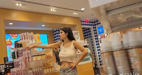 Candid Bralessday