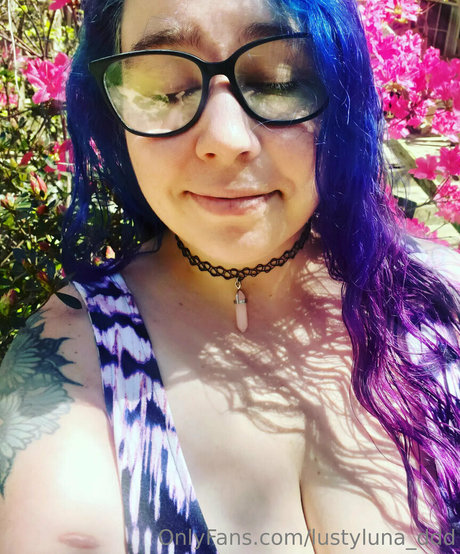 Foto di nudo di fuga di OnlyFans di Lustylunaddd