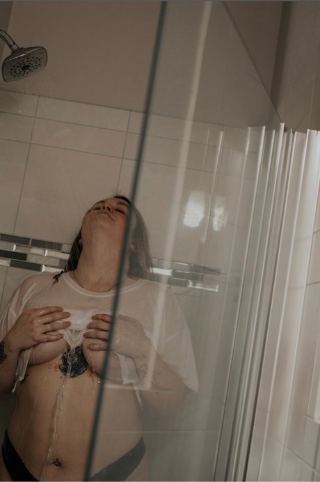 Naken lekkede OnlyFans-bilde av L