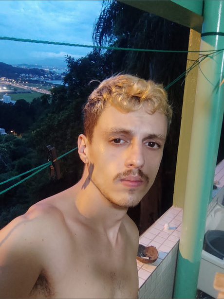 Alasti lekkinud OnlyFans-i pilt Gurizaobr