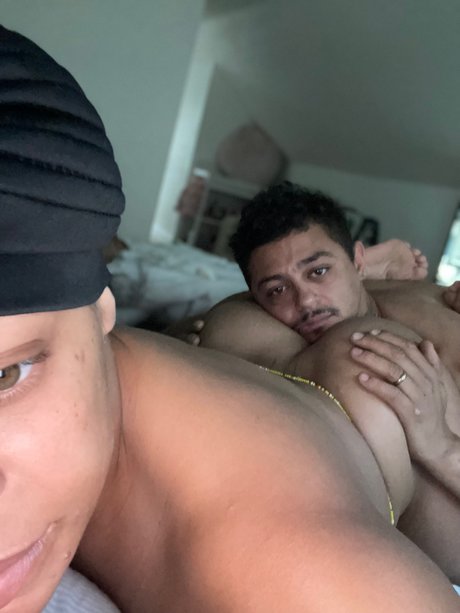 Nahá fotka uniklých OnlyFans od Marriedtwins