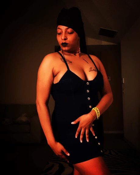 Naken lekkede OnlyFans-bilde av Mistress Chiiirp
