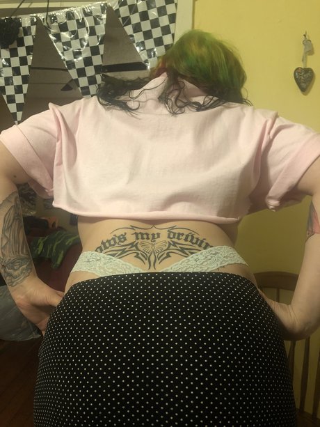 Naken lekkede OnlyFans-bilde av Molly 