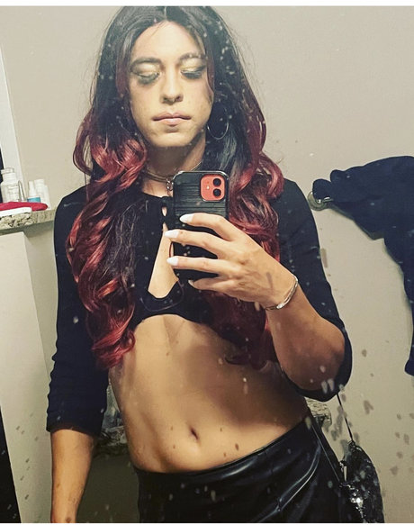 Naakte gelekte OnlyFans-foto van Mikah