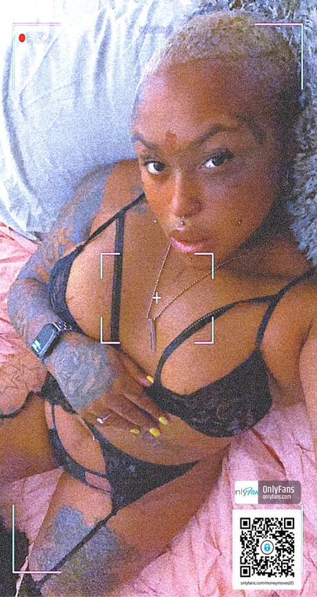 Naken läckt OnlyFans-bild av Moneymoves20