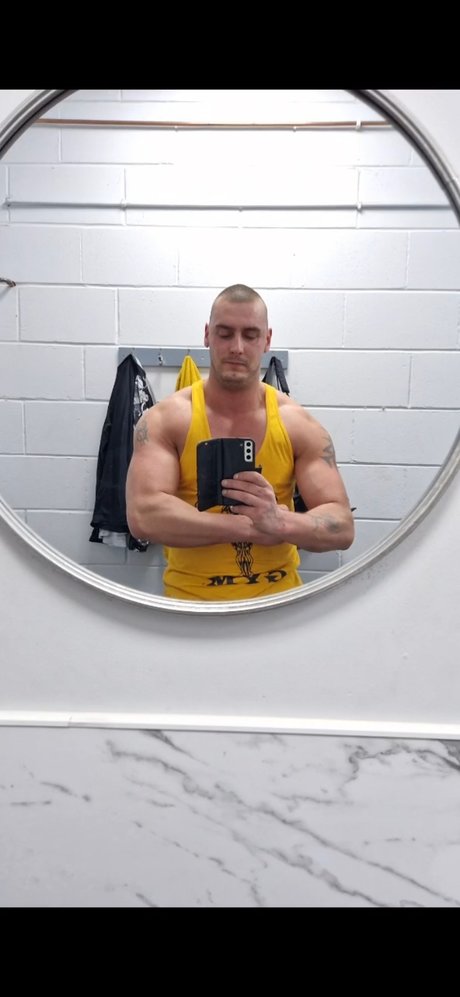 Naken lekkede OnlyFans-bilde av Bigandbad