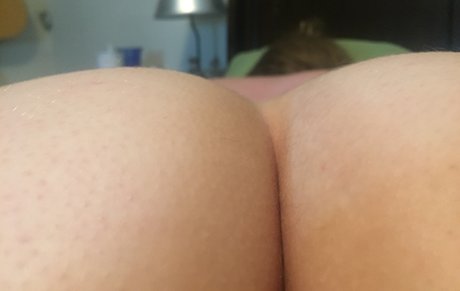 Naakte gelekte OnlyFans-foto van  Voluptuous Viv 