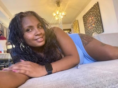 Naken lekkede OnlyFans-bilde av Emily Simon