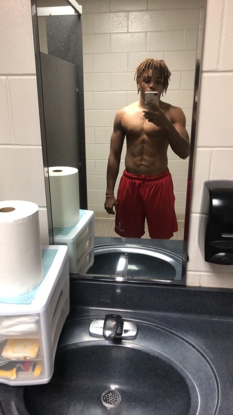 Alaston vuotanut OnlyFans-kuva Aaron
