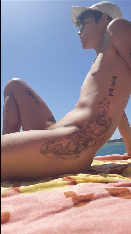 Naken lekkede OnlyFans-bilde av Tattooed Twink