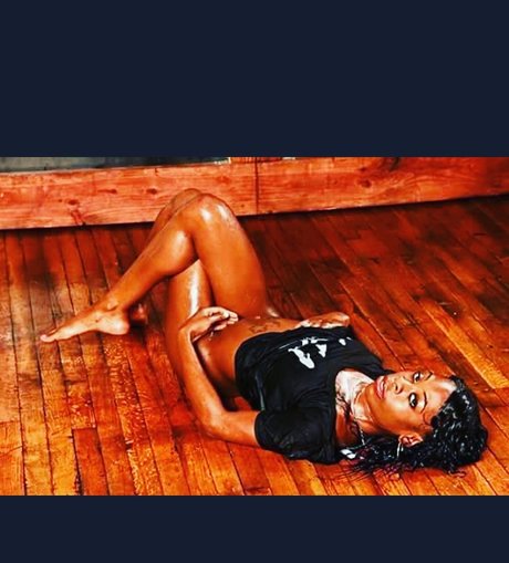 Naken lekkede OnlyFans-bilde av Golden Queen