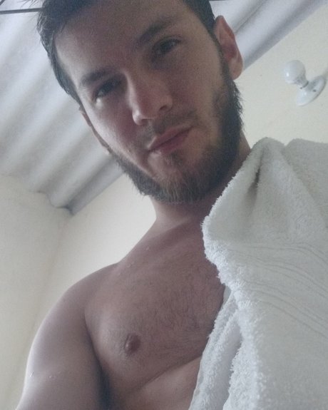 Naakte gelekte OnlyFans-foto van Juan Camilo