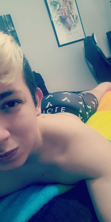 Naken lekkede OnlyFans-bilde av Riley Rainboy