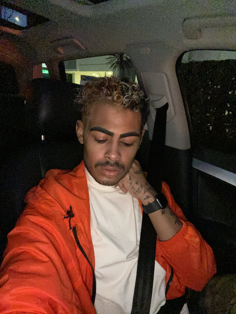 Naken läckt OnlyFans-bild av M Cross