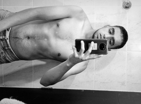 Naken lekkede OnlyFans-bilde av Santiago Olaya