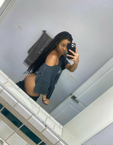 Foto desnuda filtrada de OnlyFans de Kira Noir