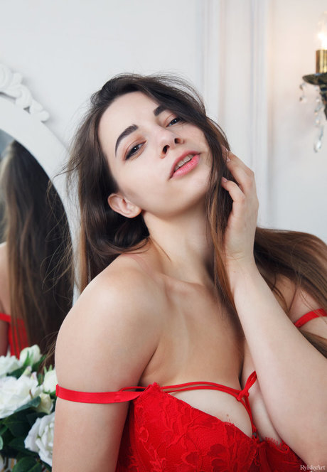Elle Mira