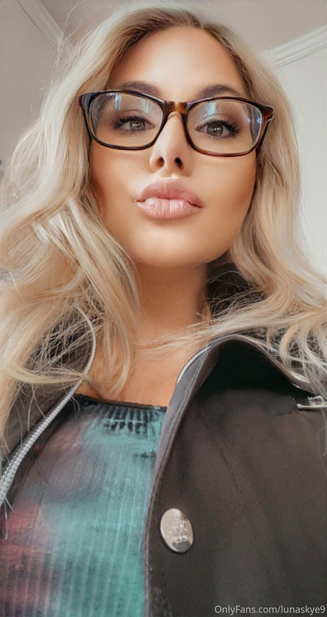 Nahá fotka uniklých OnlyFans od Lunaskye9