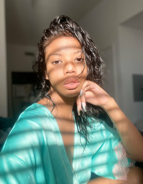 Nahá fotka uniklých OnlyFans od Nia Nacci