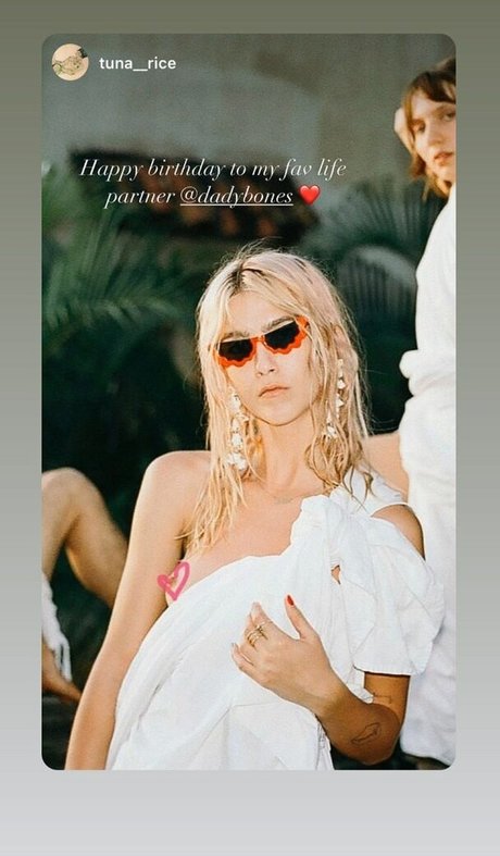 Naakte gelekte OnlyFans-foto van Lola Abbey