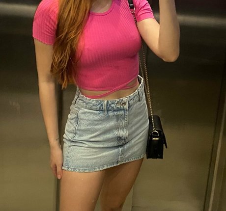 Nøgent lækket OnlyFans-billede af Red Cutie Angel