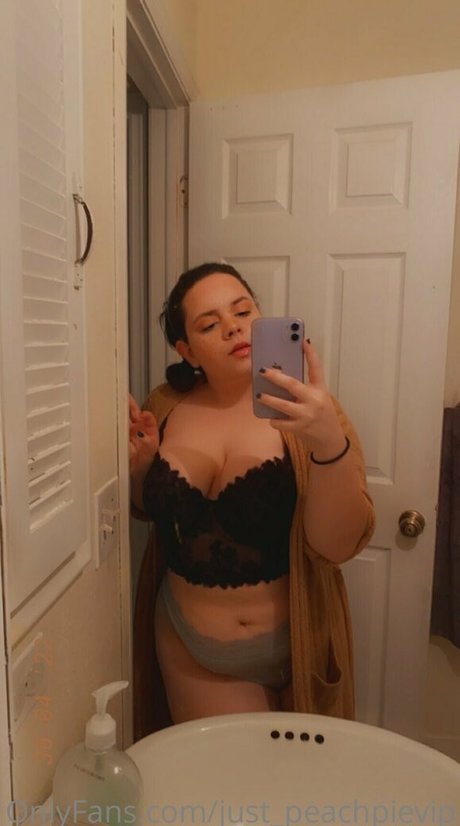 Naken lekkede OnlyFans-bilde av Justpeachpievip