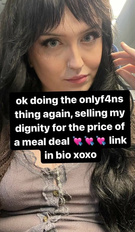 Naken lekkede OnlyFans-bilde av Faye Mikah