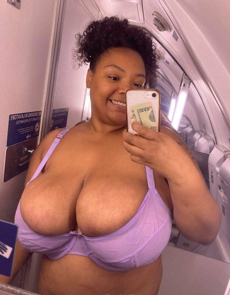 Nahá fotka uniklých OnlyFans od Kyrarry