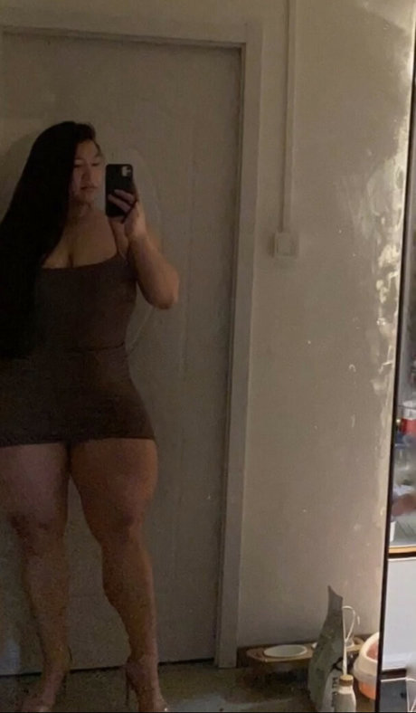 Alasti lekkinud OnlyFans-i pilt Guohui