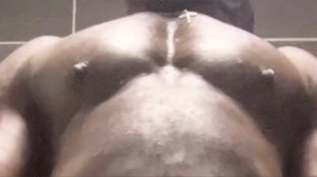 Naken läckt OnlyFans-bild av Black Mature Muscle