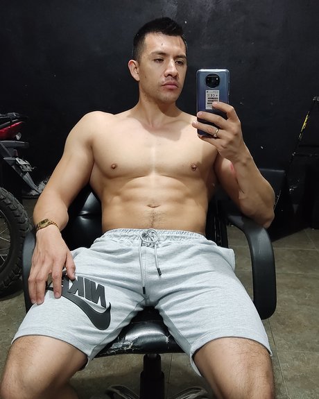 Naken lekkede OnlyFans-bilde av Alberto Avella
