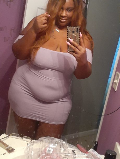 Naken lekkede OnlyFans-bilde av Glam Amazon