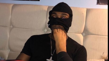 Naken läckt OnlyFans-bild av Nva