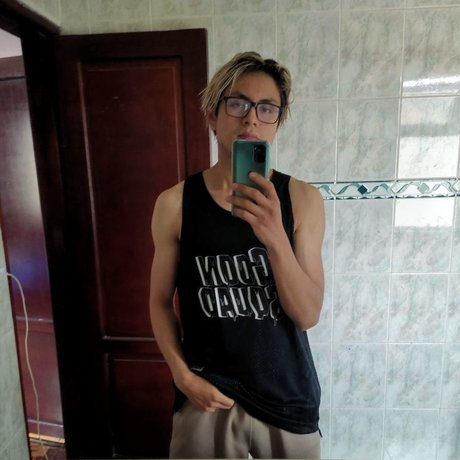 Naken läckt OnlyFans-bild av Byron
