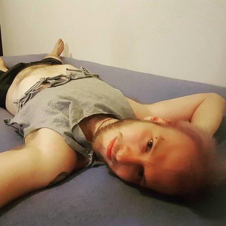 Naken lekkede OnlyFans-bilde av Enbyotter