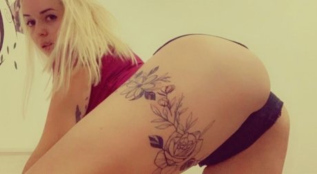 Naken lekkede OnlyFans-bilde av Senya Blu