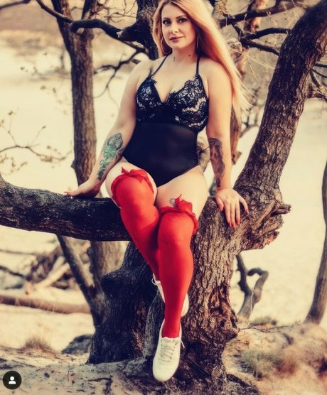 Naken lekkede OnlyFans-bilde av Misiuniamisia