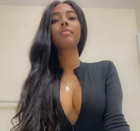 Naken läckt OnlyFans-bild av Sasha Chevolleau
