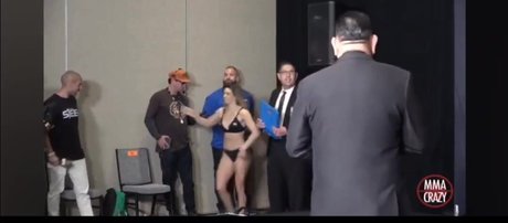 Nahá fotka uniklých OnlyFans od Mackenzie Dern