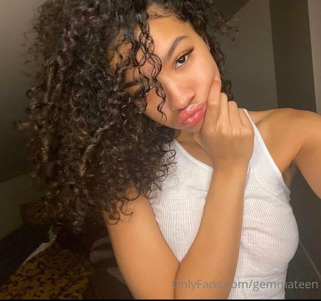Nahá fotka uniklých OnlyFans od Gemmateenie