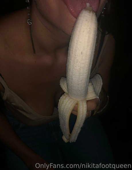 Naken lekkede OnlyFans-bilde av Nikitafootqueen